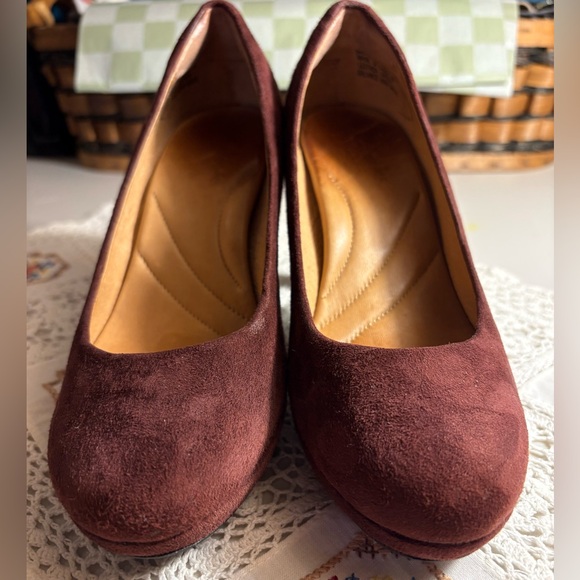 Clark’s Burgundy Suede 3 Inch Heel Slip-on Pump W Round Toe - 1/2 Inch Platform - Picture 3 of 11